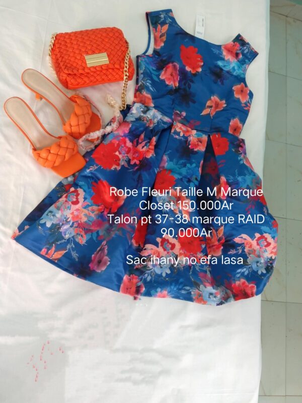 Robe de la marque Closet taille M avec une fermeture en arrière et 2 petite poche très discret