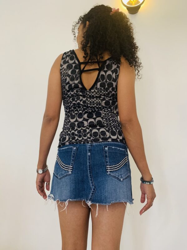 Ensemble femme. Haut imprimé noir et mini jupe jean bleue. (S/M) – Image 2
