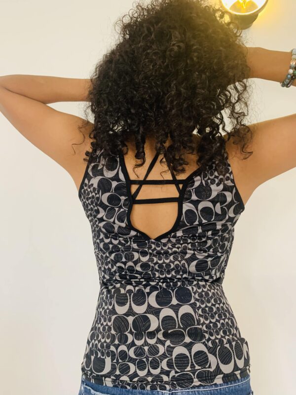 Ensemble femme. Haut imprimé noir et mini jupe jean bleue. (S/M) – Image 3