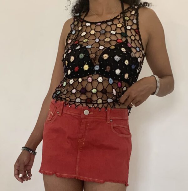 Ensemble femme. Haut perlé et mini jupe jean rouge. (S/M)