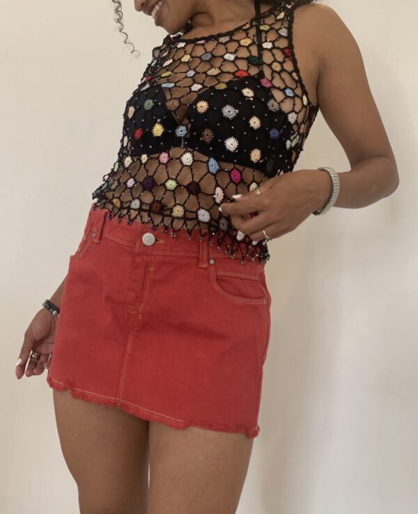 Ensemble femme. Haut perlé et mini jupe jean rouge. (S/M) – Image 3
