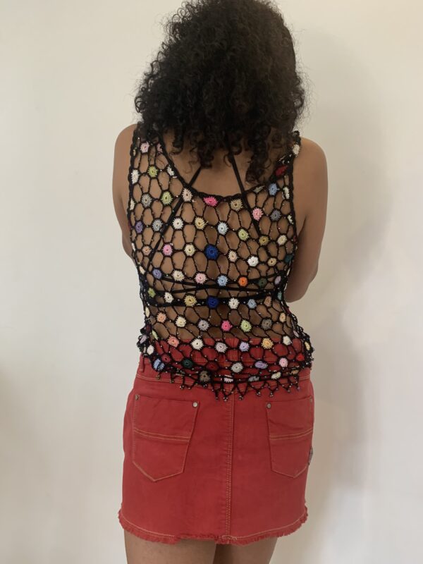 Ensemble femme. Haut perlé et mini jupe jean rouge. (S/M) – Image 2