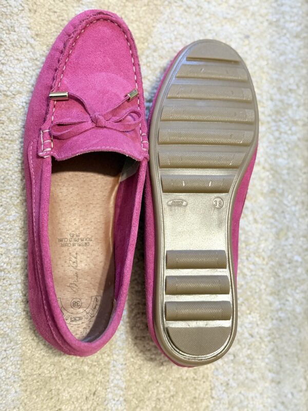 Mocassin en daim, dessus cuir, sous pied cuir