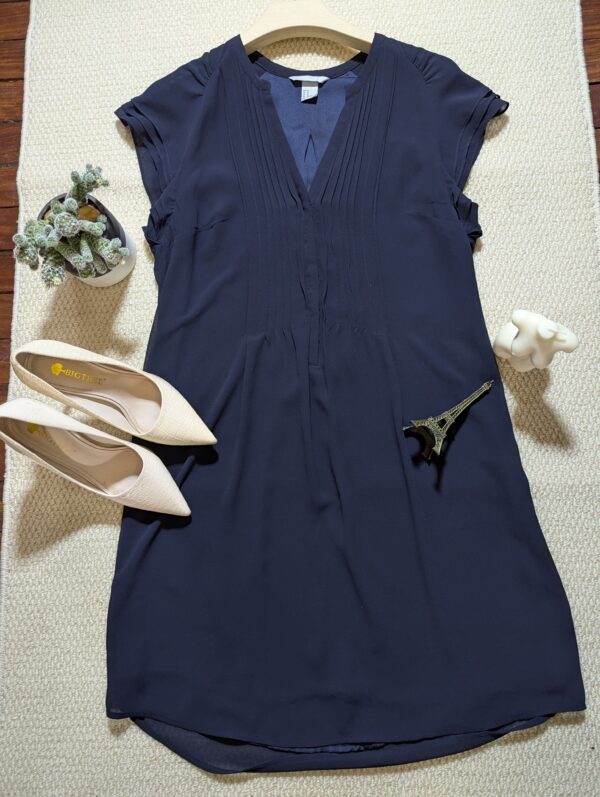 Robe à manches courtes avec plis nervurés bleu marine de marque HM